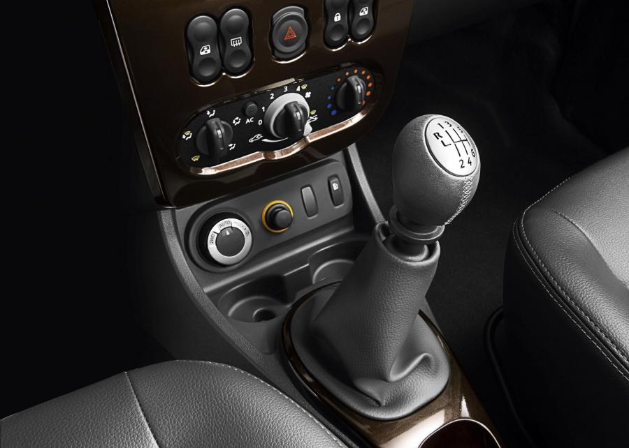 Детали интерьера Dacia Duster 2010 года  (фото 17 из 66)